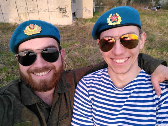 Vlad Korbynski s kolegou na dovolené